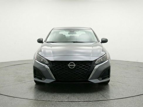 Used 2025 Nissan Altima 2.5 SV image 2