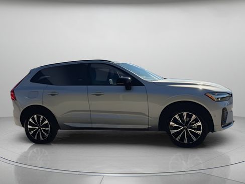 Used 2025 Volvo XC60 B5 Plus image 34