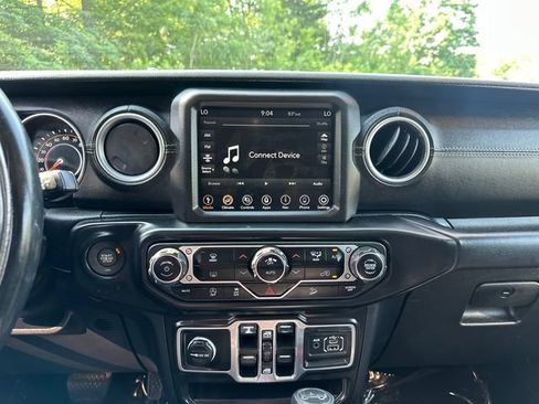 Used 2018 Jeep Wrangler Unlimited Sahara AWD/4WD image 23