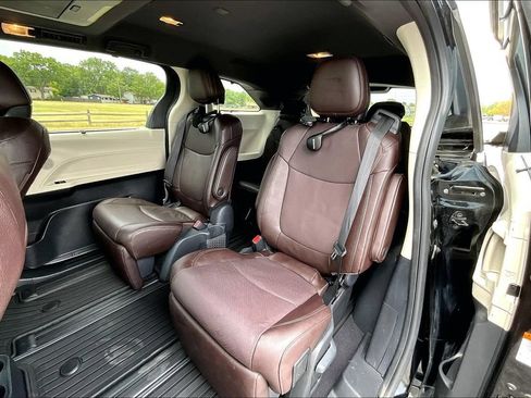 Used 2024 Toyota Sienna Platinum FWD image 25
