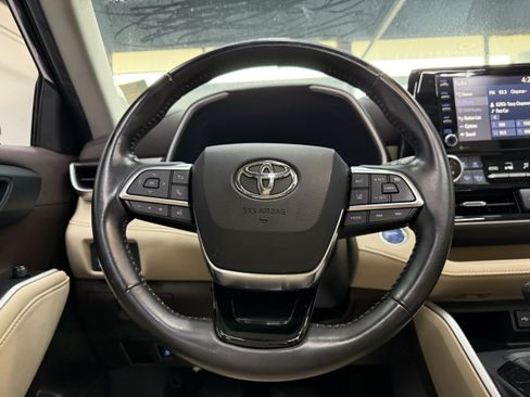 Used 2021 Toyota Highlander XLE AWD/4WD image 14