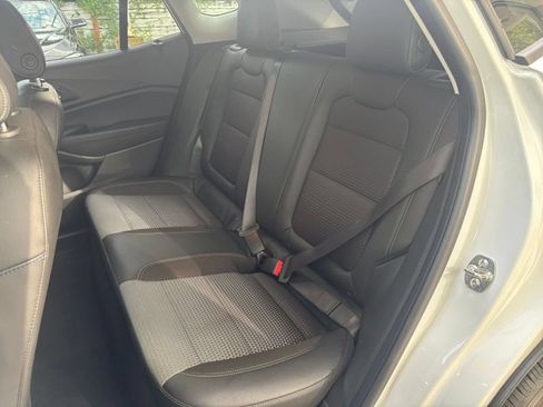 Used 2025 Chevrolet Trax LT FWD image 37