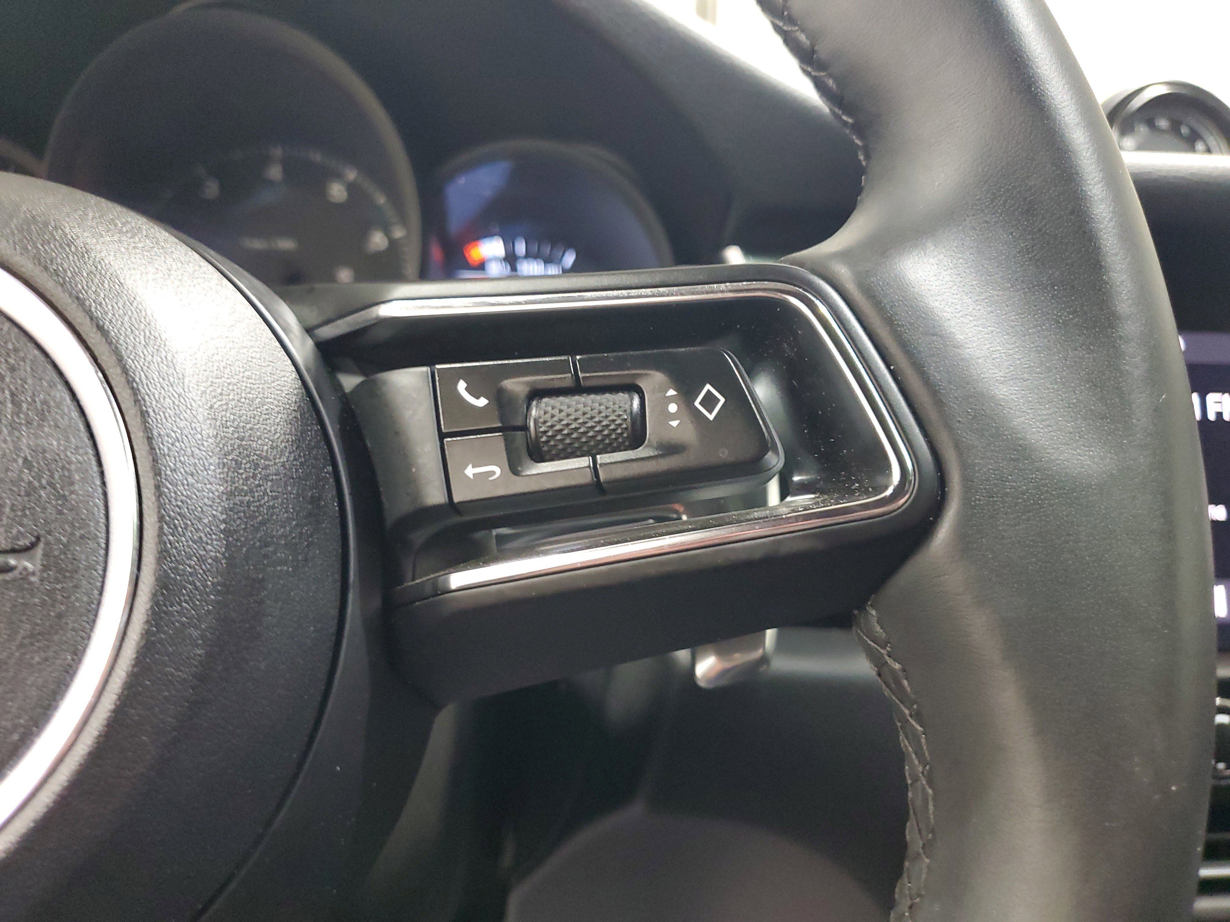 Used 2025 Porsche Macan AWD/4WD image 27