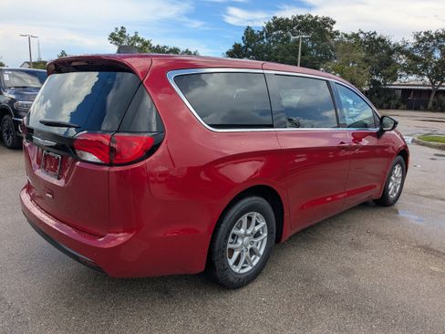 New 2026 Chrysler Voyager LX image 5