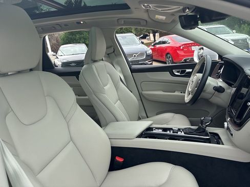 Used 2021 Volvo XC60 T5 Momentum w/ Premium Package image 13