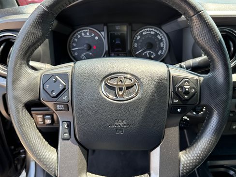 Used 2017 Toyota Tacoma TRD Sport w/ Tow Package (A/T) AWD/4WD image 11