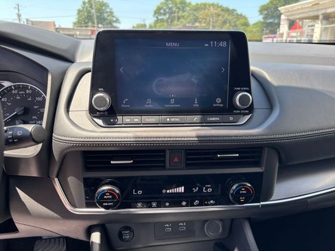 Used 2025 Nissan Rogue SV FWD image 21