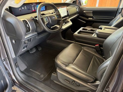 Used 2025 Ford Expedition Max Platinum w/ Driver's Package AWD/4WD image 2