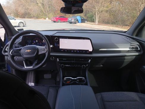 Used 2025 Chevrolet Traverse LT image 13