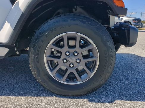 Certified 2021 Jeep Gladiator Overland w/ Popular Equipment Package image 9