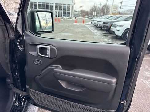 Used 2025 Jeep Wrangler Sport S image 34