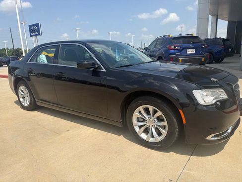 Used 2023 Chrysler 300 Touring RWD image 4