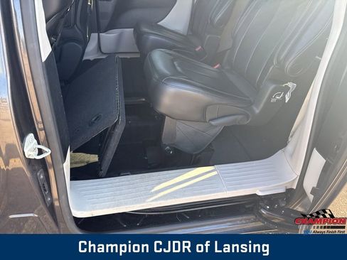 Used 2023 Chrysler Pacifica Touring-L image 44