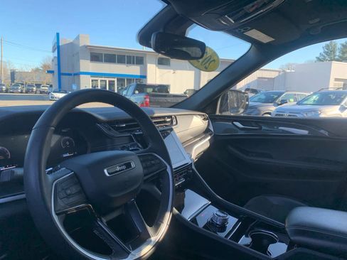 Used 2023 Jeep Grand Cherokee Altitude image 14