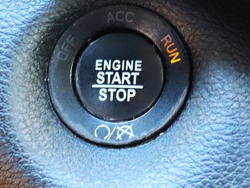 Used 2019 Jeep Cherokee Latitude Plus w/ Comfort/Convenience Group FWD image 54