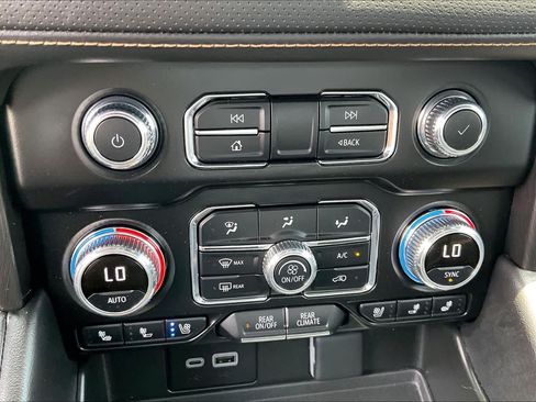 Used 2024 GMC Yukon AT4 w/ Technology Package AWD/4WD image 32