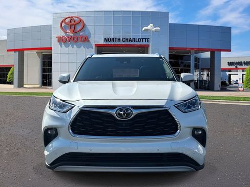 Used 2021 Toyota Highlander Platinum FWD image 3