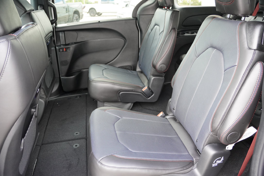 New 2027 Chrysler Pacifica Select AWD/4WD image 12