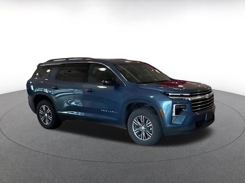Used 2025 Chevrolet Traverse LT FWD image 2