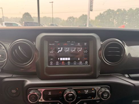 Used 2022 Jeep Gladiator Sport AWD/4WD image 19