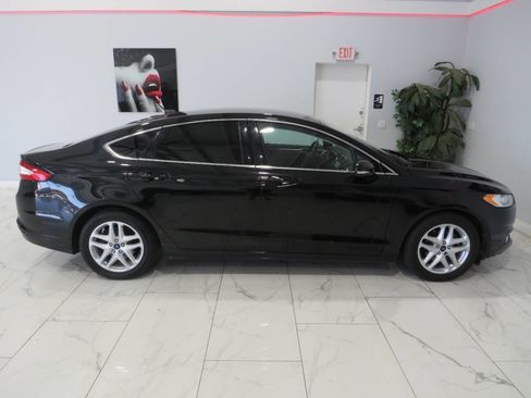 Used 2016 Ford Fusion SE w/ Equipment Group 202A FWD image 2