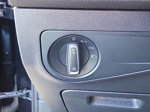 Certified 2022 Volkswagen Tiguan SE image 11