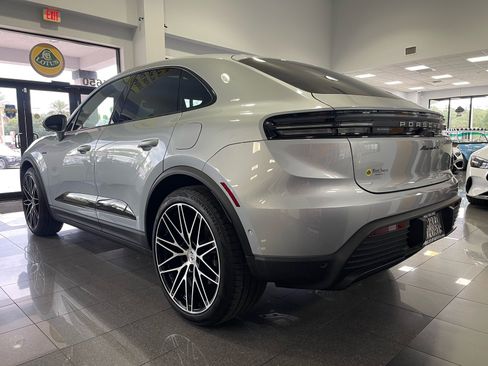Used 2025 Porsche Macan 4S Electric AWD/4WD image 3
