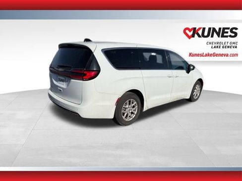 Used 2024 Chrysler Pacifica Touring-L image 4