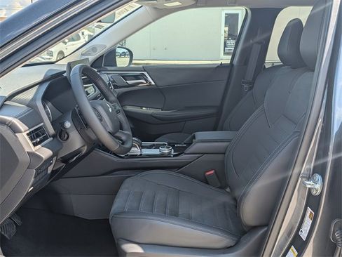New 2025 Mitsubishi Outlander SE image 12