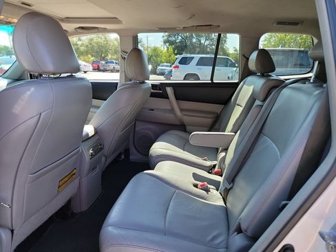 Used 2013 Toyota Highlander SE FWD image 11