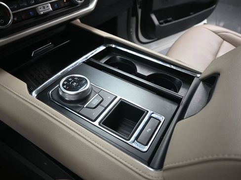 Used 2022 Ford Expedition XLT image 16