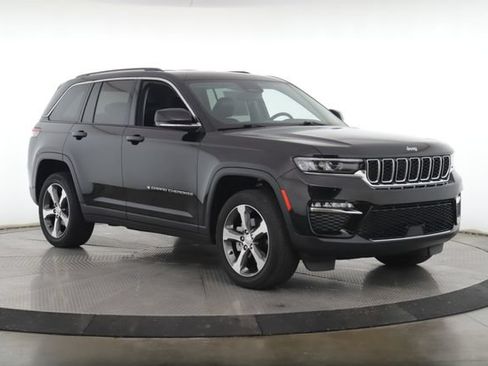 Used 2023 Jeep Grand Cherokee Limited AWD/4WD image 2