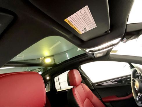 Used 2025 Porsche Macan image 20