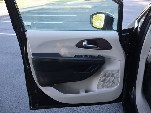 Used 2019 Chrysler Pacifica Touring-L Plus w/ Tire & Wheel Group FWD image 25
