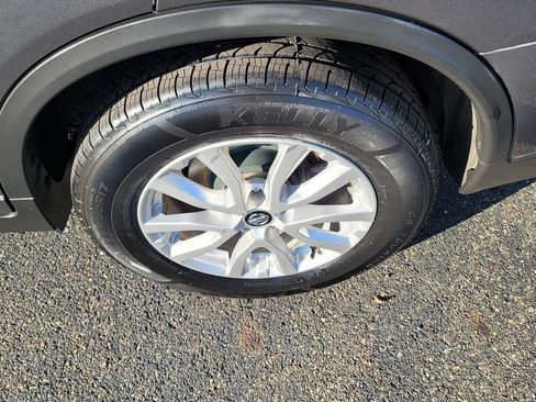 Used 2017 Nissan Rogue SV image 8