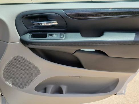 Used 2018 Dodge Grand Caravan SE w/ UConnect Hands-Free Group FWD image 17