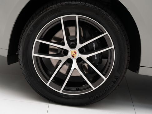 Certified 2025 Porsche Macan image 12