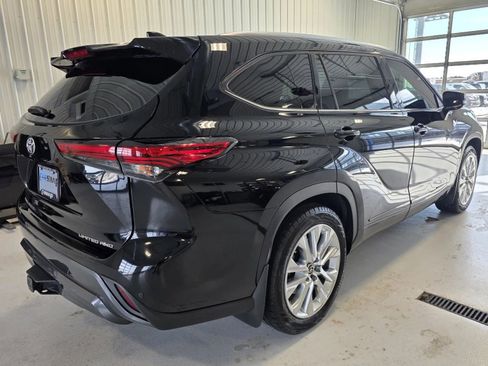 Used 2021 Toyota Highlander Limited image 3