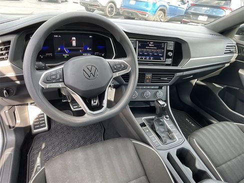 Used 2023 Volkswagen Jetta Sport image 9