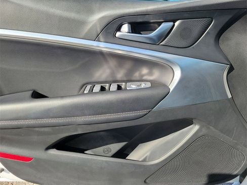 Used 2025 Genesis G70 2.5T image 14