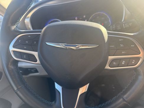 Used 2021 Chrysler Pacifica Touring-L image 20