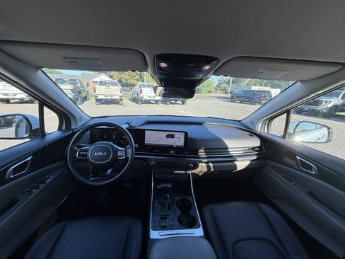 Used 2025 Kia Carnival FWD image 27