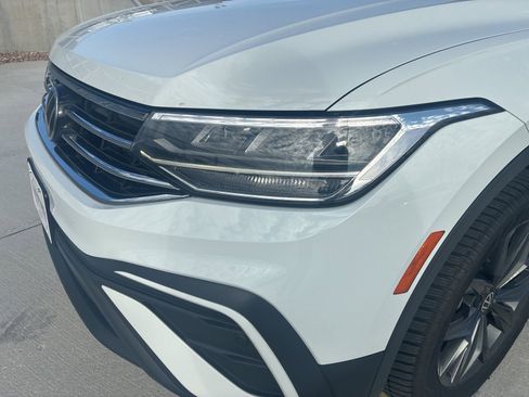 Used 2022 Volkswagen Tiguan SE w/ Panoramic Sunroof Package AWD/4WD image 11