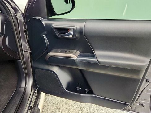 Used 2017 Toyota Tacoma TRD Sport w/ Premium & Technology Package image 25