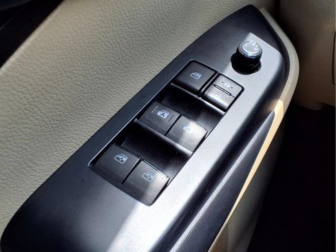Used 2019 Toyota Highlander XLE FWD image 20
