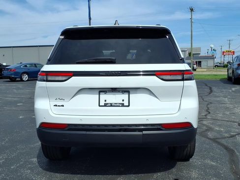 Used 2023 Jeep Grand Cherokee Altitude AWD/4WD image 10