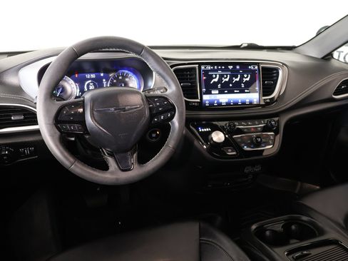 Used 2024 Chrysler Pacifica Touring-L w/ Uconnect Theater Family Group FWD image 2