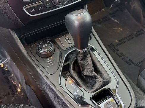 Used 2019 Jeep Cherokee Limited w/ Luxury Group image 17