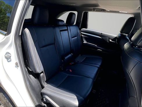 Used 2019 Toyota Highlander SE AWD/4WD image 25