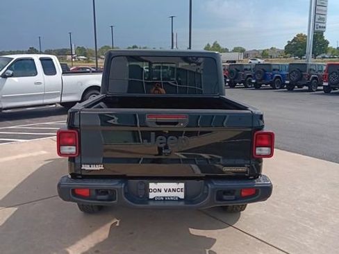 Used 2021 Jeep Gladiator Sport image 5